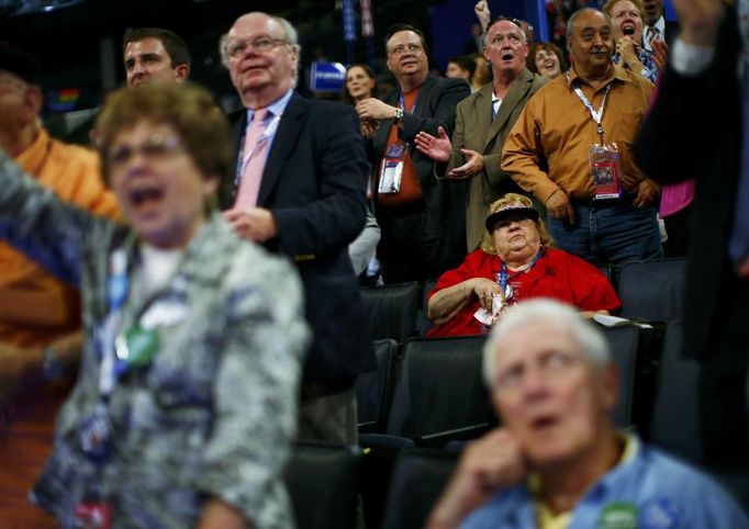 Delegates listen to speeches during the first day of the Democratic National Convention in Charlotte, North Carolina, September 4, 2012. REUTERS/Eric Thayer (UNITED STATES - Tags: POLITICS ELECTIONS) Published: Zář. 4, 2012, 10:47 odp.