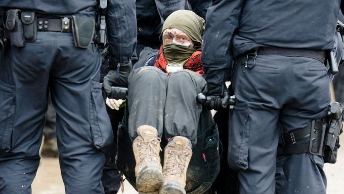 Německá policie rozhání aktivisty, kteří obsadili vysídlenou vesnici Lützerath (Severní Porýní-Vestfálsko), aby zabránili jejímu zboření kvůli těžbě uhlí.