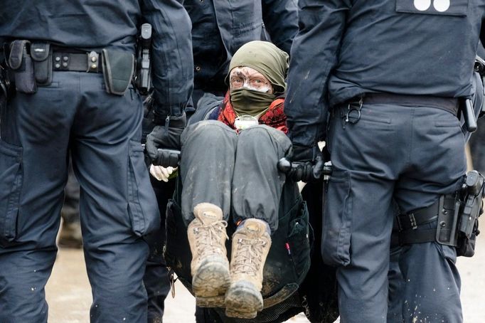 Německá policie rozhání aktivisty, kteří obsadili vysídlenou vesnici Lützerath (Severní Porýní-Vestfálsko), aby zabránili jejímu zboření kvůli těžbě uhlí.