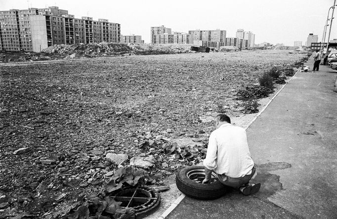 Jedinečné retro. Fotografie Jaromíra Čejky ukazují dávný život na sídlišti v Praze