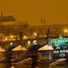 Greenpeace si posvítili na Pražský hrad