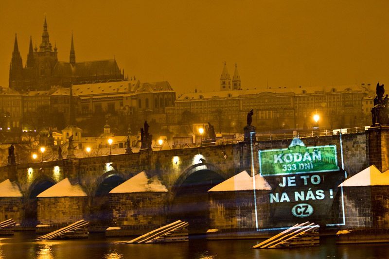 Greenpeace si posvítili na Pražský hrad
