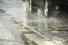 Většinu Česka zasáhne silný déšť, na Moravě hrozí i bouřky s kroupami