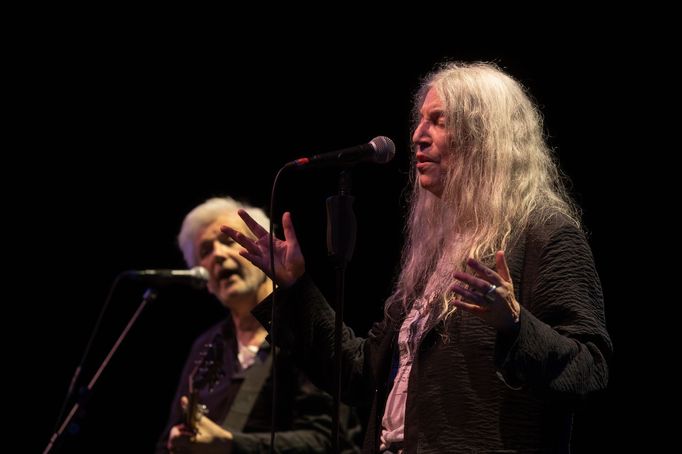 Patti Smith se svou kapelou Patti Smith Quartet: Jackson Smith (kytara), Tony Shanahan (klávesy/baskytara) a Seb Rochford (bicí) v pražském sále Fora Karlín.