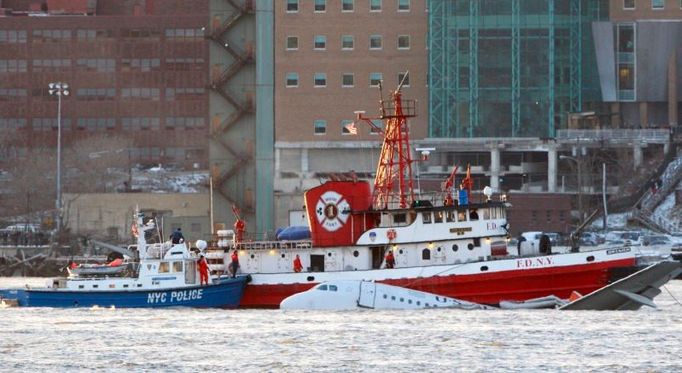 Nehodu způsobil střet letadla s hejnem ptáků. Necelou minutu po startu z newyorského letiště LaGuardia zaznamenali cestující ránu z pravého motoru, po níž se prý v kabině začal šířit dým.