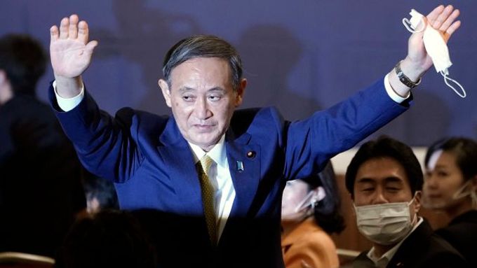 Ten, který přichází "navrátit zemi" - nový japonský premiér Jošihide Suga.