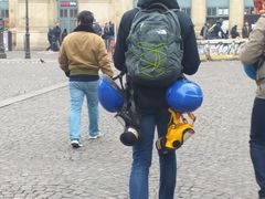"Výbava" francouzského demonstranta.