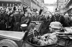 Příjezd německých okupačních vojsk do Prahy, záběr z dolní části Václavského náměstí 15. března 1939.