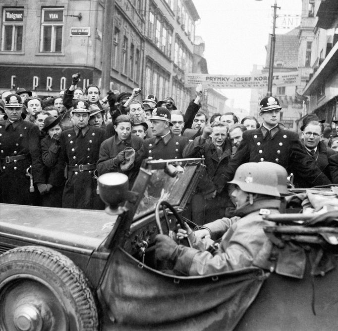 Příjezd německých okupačních vojsk do Prahy - záběr z dolní části Václavského náměstí dne 15. března roku 1939