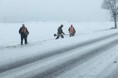 Polští silničáři sekali u silnice trávu pod vrstvou sněhu. Absurdní, reagují lidé