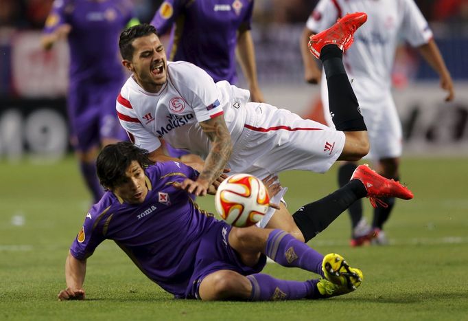 Sevilla's Victor Machin &quot;Vitolo&quot; falls beside Fiorentina's Matias Fernandez during their Europa League semi-final, first leg soccer match at Ramon Sanchez Pizju