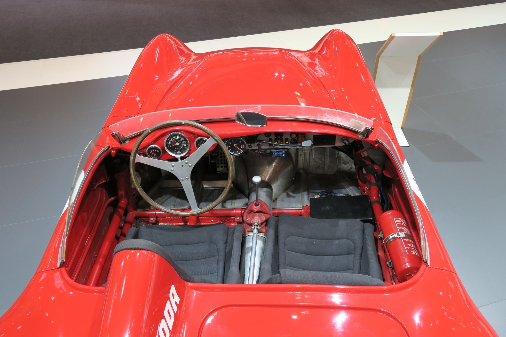 Stánek Škody na výstavě klasických automobilů v Essenu