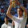 Andy Murray s trofejí pro vítěze Wimbledonu 2013