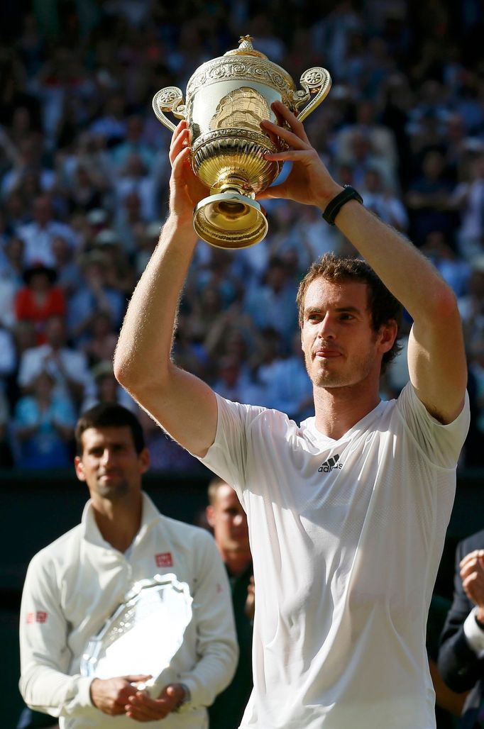 Andy Murray s trofejí pro vítěze Wimbledonu 2013