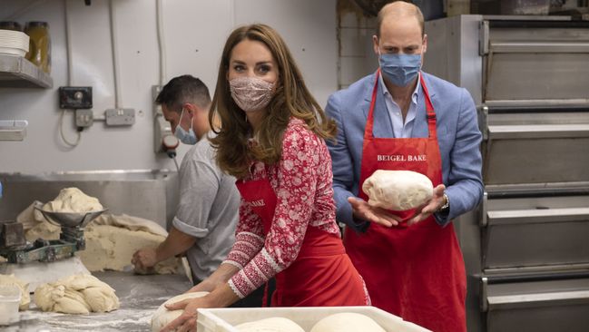 Vévodkyně Kate peče bagely a recykluje další šaty