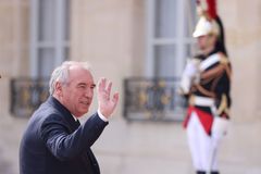 Novým premiérem Francie bude centrista Bayrou. Jeho předchůdce padl po třech měsících