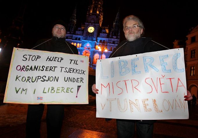 František Hucek (vlevo) a Jaroslav Schnirch s transparenty před libereckou radnicí na Medal Plaza, dříve Náměstí dr. Eduarda Beneše.