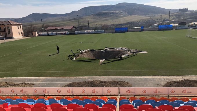 Zasažený fotbalový stadion v Martuni na hranici s Ázerbájdžánem.
