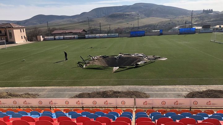 Na hřišti je kráter, obchod vypálila raketa. Reportáž ze zničeného karabašského města