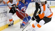 Ostře sledovaným hokejistou bude z pohledu hokejové reprezentace také JAKUB VORÁČEK. Ten ve Philadelphii po boku Claude Girouxe vyrostl ve velkého hráče. I když se loni Flyers nedařilo, Voráček na ledě zářil. Ve zkrácené sezoně nastřílel 22 branek, letos se od něj bude čekat ještě víc.