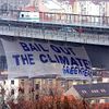 Obama v Praze - Greenpeace visí na mostě