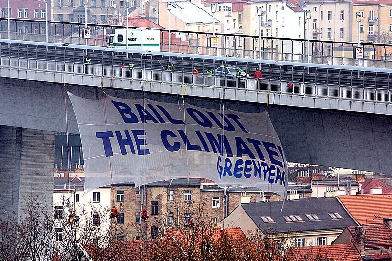 Obama v Praze - Greenpeace visí na mostě