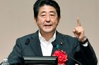 Japonský premiér změnil půlku vlády, nová ministryně obrany chce přepsat "ponižující" ústavu