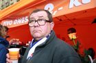 Za tuto cenu se pivo prodávalo naposled na počátku osmdesátých let. "Tehdy byla na šachtách robota. A dnes? Topolánek a jeho kumpání všechno pozavírali," míní Ostravák, co zrovna vystál frontu na oblíbený mok.