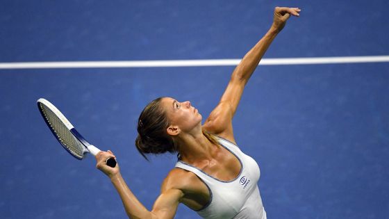 Přiléhavé tílko krásné Italky i barevná divočina Kvitové. To byla móda na US Open