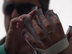 Berlínským vědcům pomáhá vytvořit tzv. Lormovu rukavici. Je to elektronické zařízení umožňující hluchoslepým posílat sms a emaily.