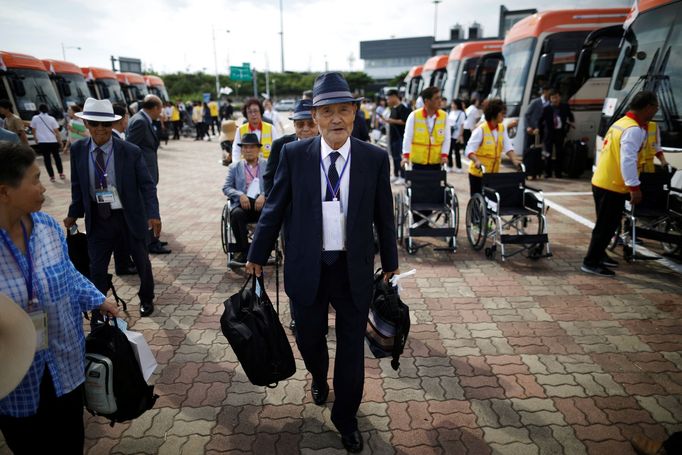 Setkání korejských rodin, které rozdělila Korejská válka - srpen 2018. Příbuzní se shledali v severokorejském pohraničním letovisku v Diamantových horách.