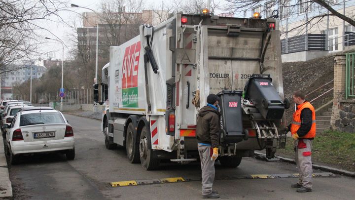 Měli exekuce, bydleli v garáži. Odpadová firma v Plzni jim sežene ubytovnu i poradce