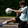 Tomáš Rosický střílí na tréninku české reprezentace ve Westerburgu.