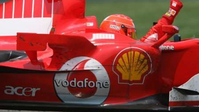 Michael Schumacher s Ferrari zdraví jako vítěz diváky Velké ceny USA.