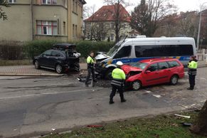 Obrazem: Dvě auta se v Ústí nad Labem srazila s policejním, tři lidé jsou zraněni