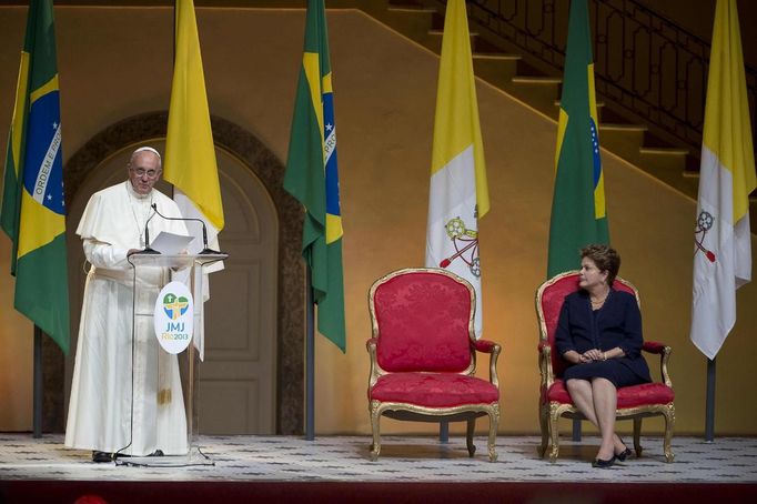 Papež František mluví s brazilskou prezidentkou Dilmou Rousseffovou.