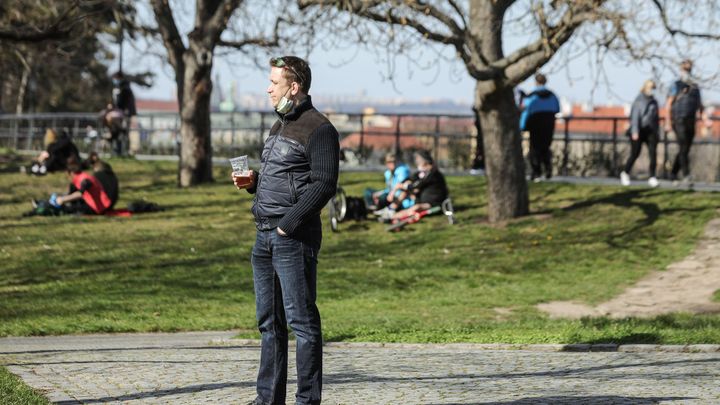 Muž s koronavirem porušil karanténu a chodil bez roušky, hrozí mu 8 let vězení