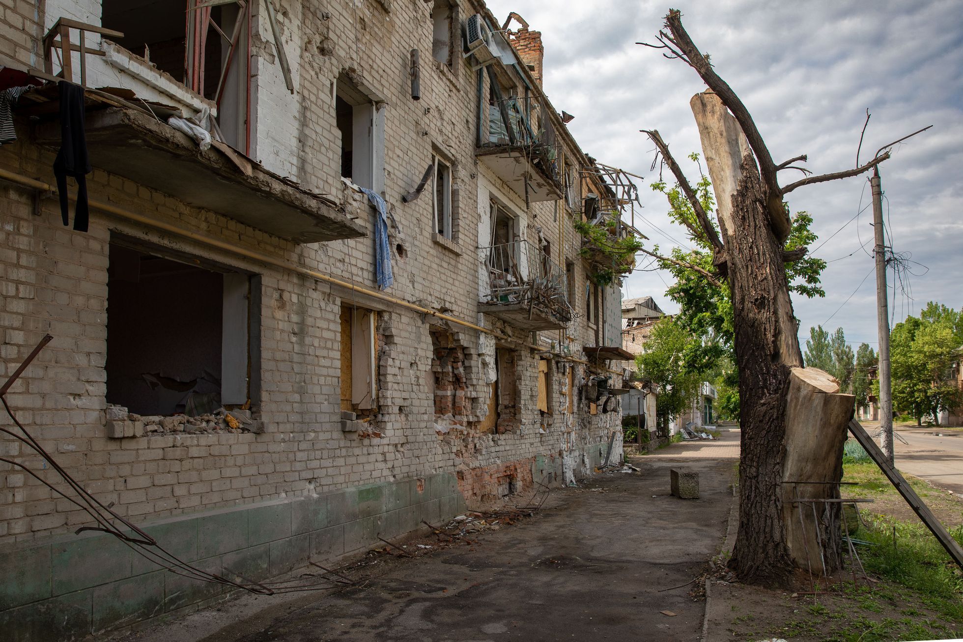 Město Orichiv, Orechov, Ukrajina, fronta, trosky, bunkr, úkryt, civilisté