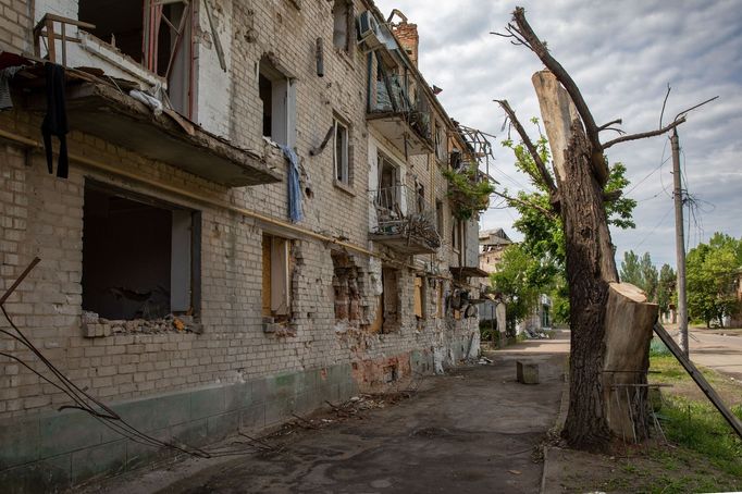 Město Orichiv na jihovýchodě Ukrajiny. Rusové jsou odtud jen pár kilometrů, město rok denně ostřelují a z původních obyvatel jich tu zbyla jen hrstka.