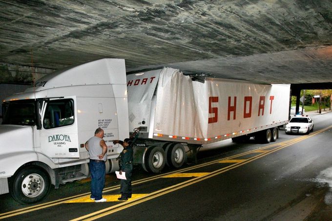 Tahač s návěsem, který v úterý 10. října 2006 uvízl pod železničním mostem v západním jízdním pruhu silnice Mayfield Road v Clevelandu v USA