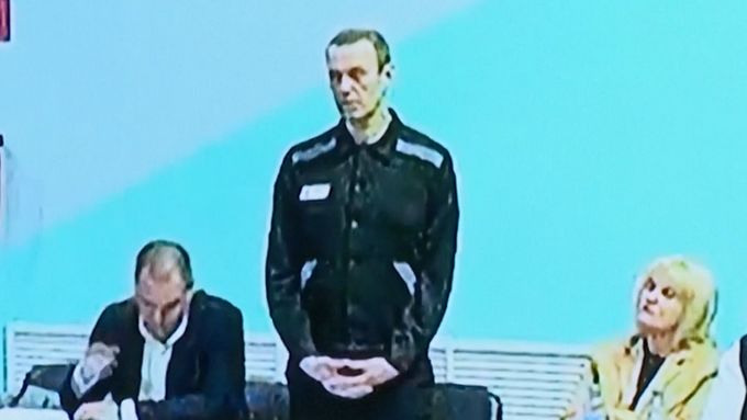 Pohublý Navalnyj u ruského soudu (19. 6. 2023)
