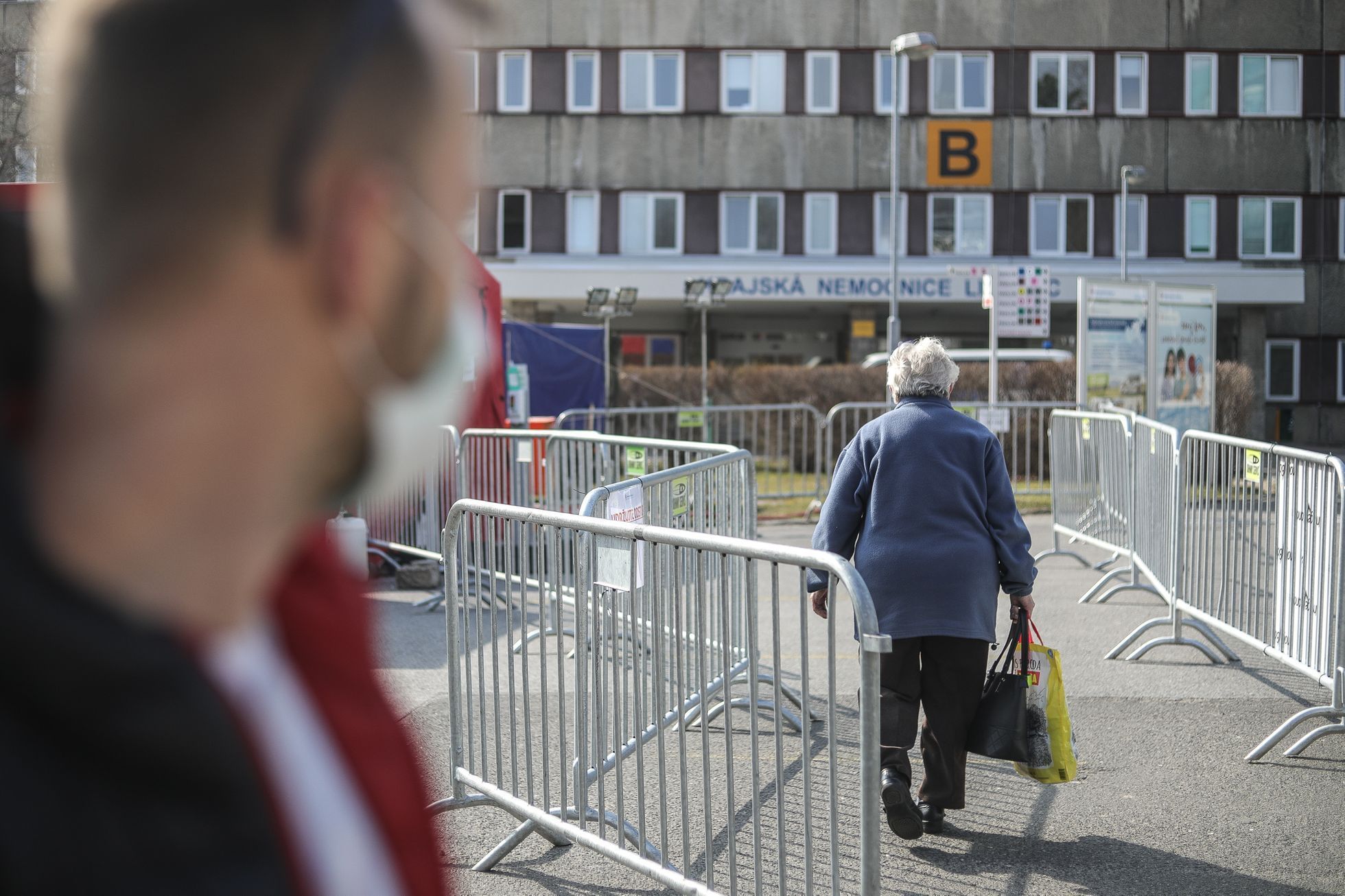 Koronavirus, COVID - Uzavřená Nemocnice Liberec, checkpoint, drive-in kontrola, medik, zdravotník