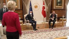 Šéfka Evropské komise Ursula von der Leyenová si neměla u tureckého prezidenta kam sednout.