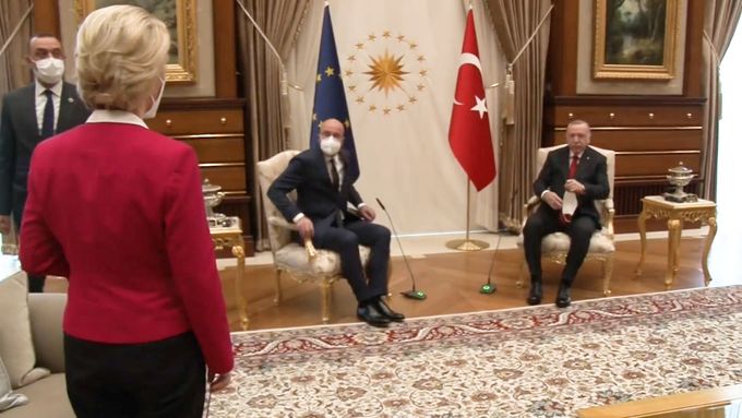 Šéfka Evropské komise von der Leyenová si u tureckého prezidenta Erdogana neměla kam sednout.