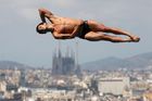 Na pozadí katalánského velkoměsta probíhá světový šampionát v plaveckých disciplínách. A odvážní muži a ženy na odrazových prknech jsou velkým lákadlem.