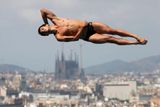 Na pozadí katalánského velkoměsta probíhá světový šampionát v plaveckých disciplínách. A odvážní muži a ženy na odrazových prknech jsou velkým lákadlem.