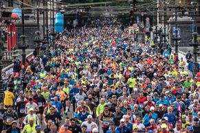 Hlavní město zaplavili běžci z celého světa. To byl jubilejní Pražský maraton