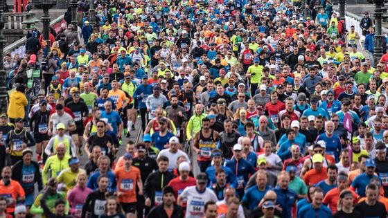 Do Pražského maratonu se vydalo více než deset tisíc milovníků běhu.