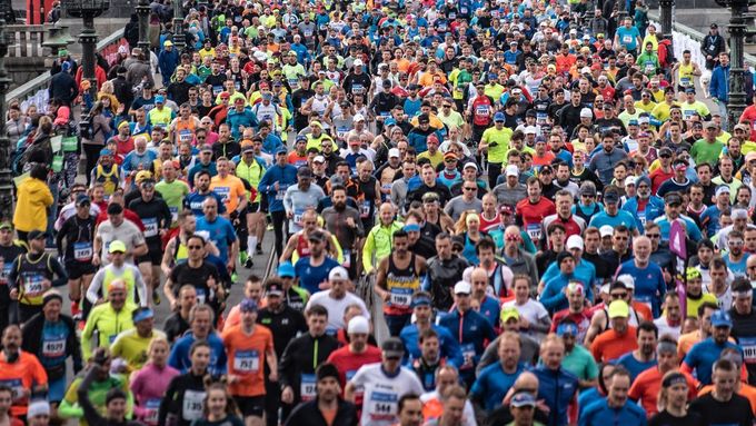 Do Pražského maratonu se vydalo více než deset tisíc milovníků běhu.