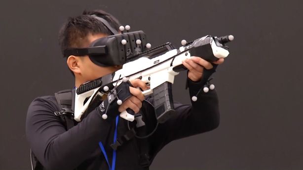 V jihokorejské metropoli Soulu uspořádali hru o přežití. Účastníkům v digitálním pavilonu na to stačily brýle a zbraně pro virtuální realitu.
